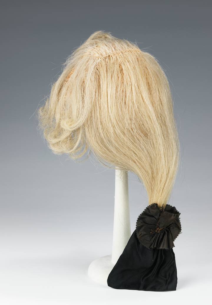 Horsehair bag wig, France, 1780–1800. The Metropolitan Museum of Art (2009.300.2178).