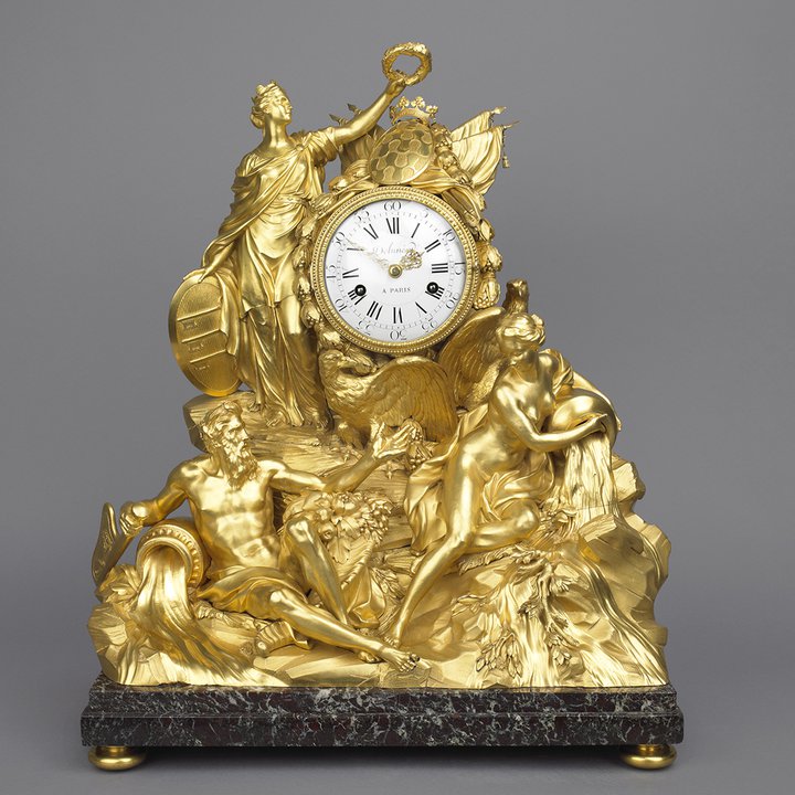 An image of a gilt-bronze mantel clock