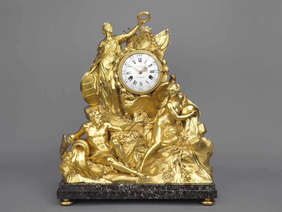 An image of a gilt-bronze mantel clock