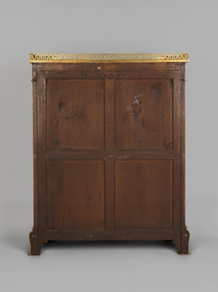 The removable backboard. Jean-Henri Riesener, Fall-front desk, 1780 (F300).