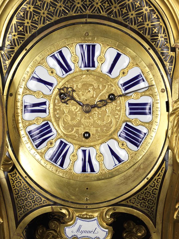 The clock face, decorated with gilt bronze. Pedestal clock (F42).