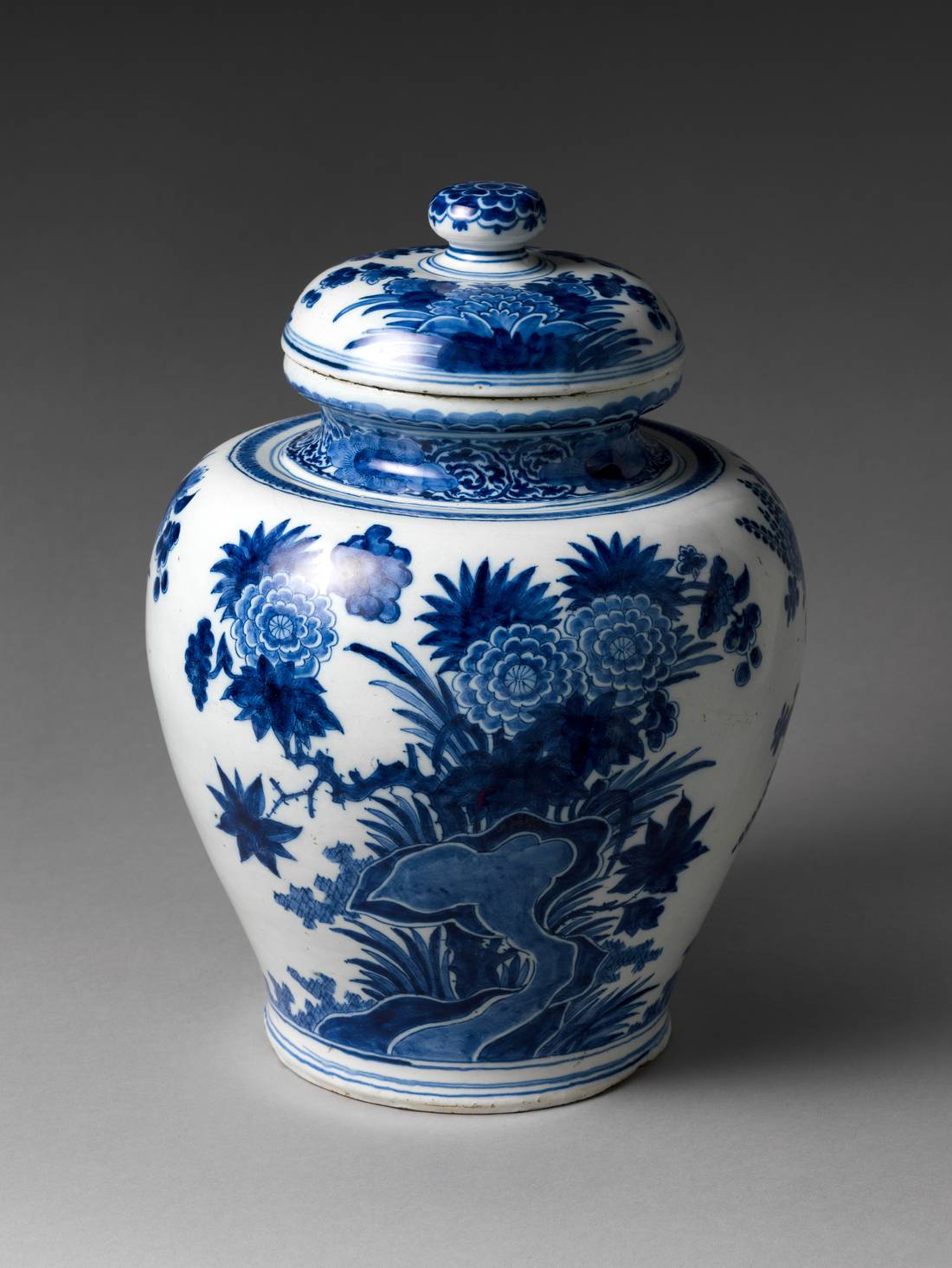 Fig. 5: Jar with chrysanthemums and rocks, De drie Vergulde Astonnenkens, Delft, c. 1700–5.