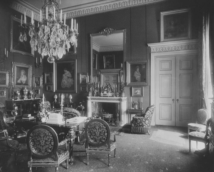 John Thomson, The Reynolds Room (today the Small Drawing Room) in Hertford House, about 1888.
